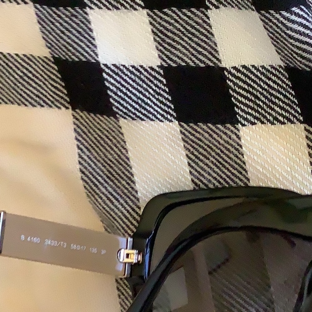 Burberry Sun glasses 🖤🖤🖤 - Picture 3 of 6